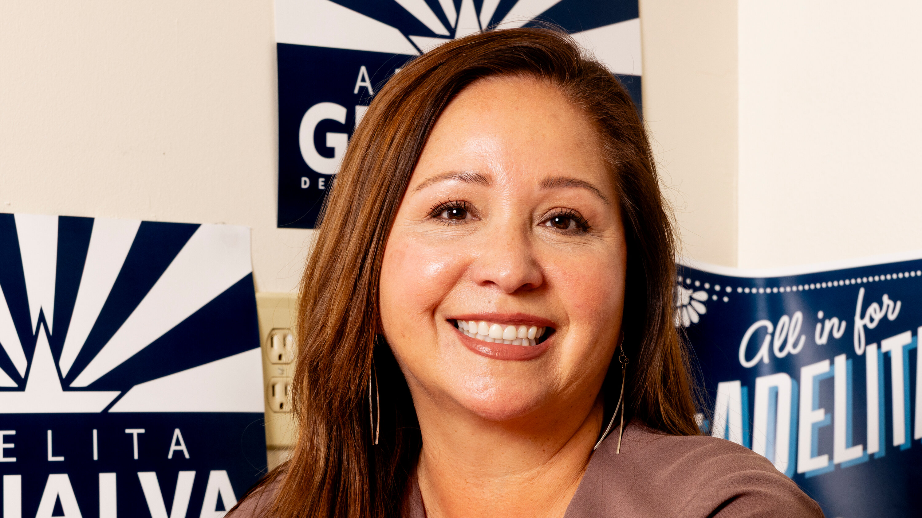 A Scion of Democratic Politics Defeats the Upstarts in an Arizona Primary