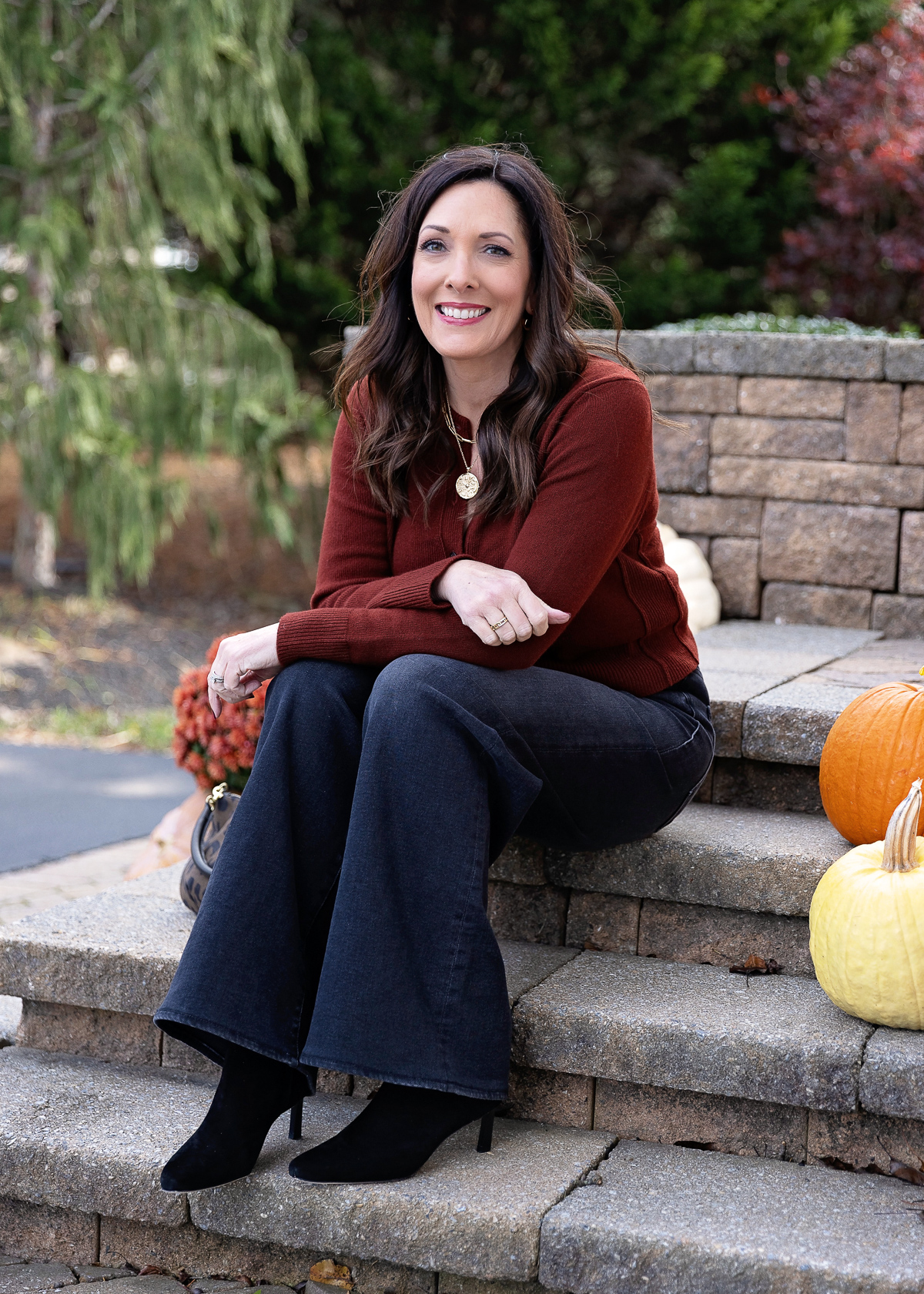 5 Ways to Wear Washed Black Jeans This Season (Outfit Ideas &amp; Style Tips)