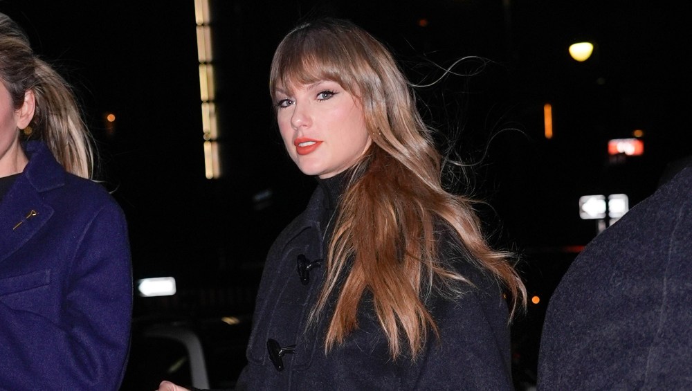 Taylor Swift’s Exact $17 Tights Instantly Warm up Winter Outfits