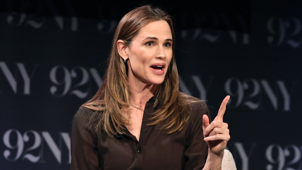 Jennifer Garner’s Comfy Winter Coat Stands Up to Freezing Weather — The Look