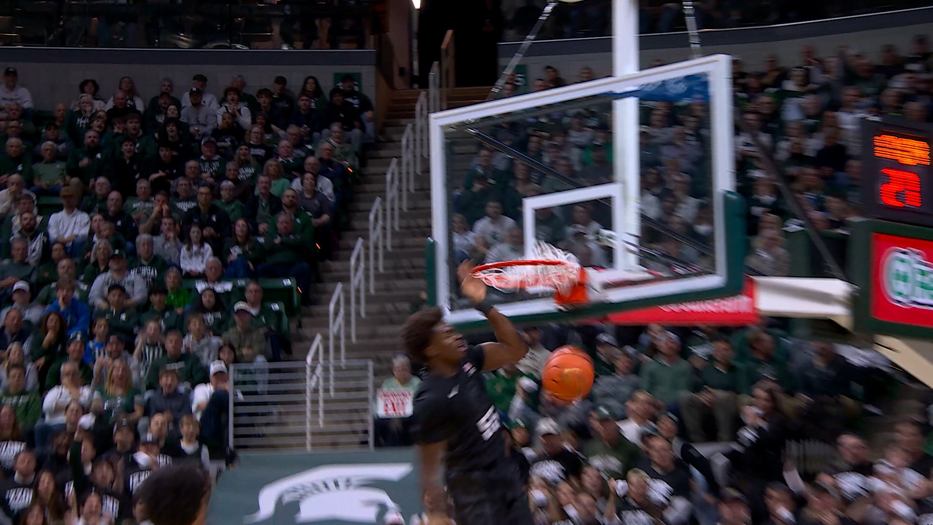 Michigan States' Coen Carr Drives Past Defenders and Throws Down Slam Dunk vs. USC