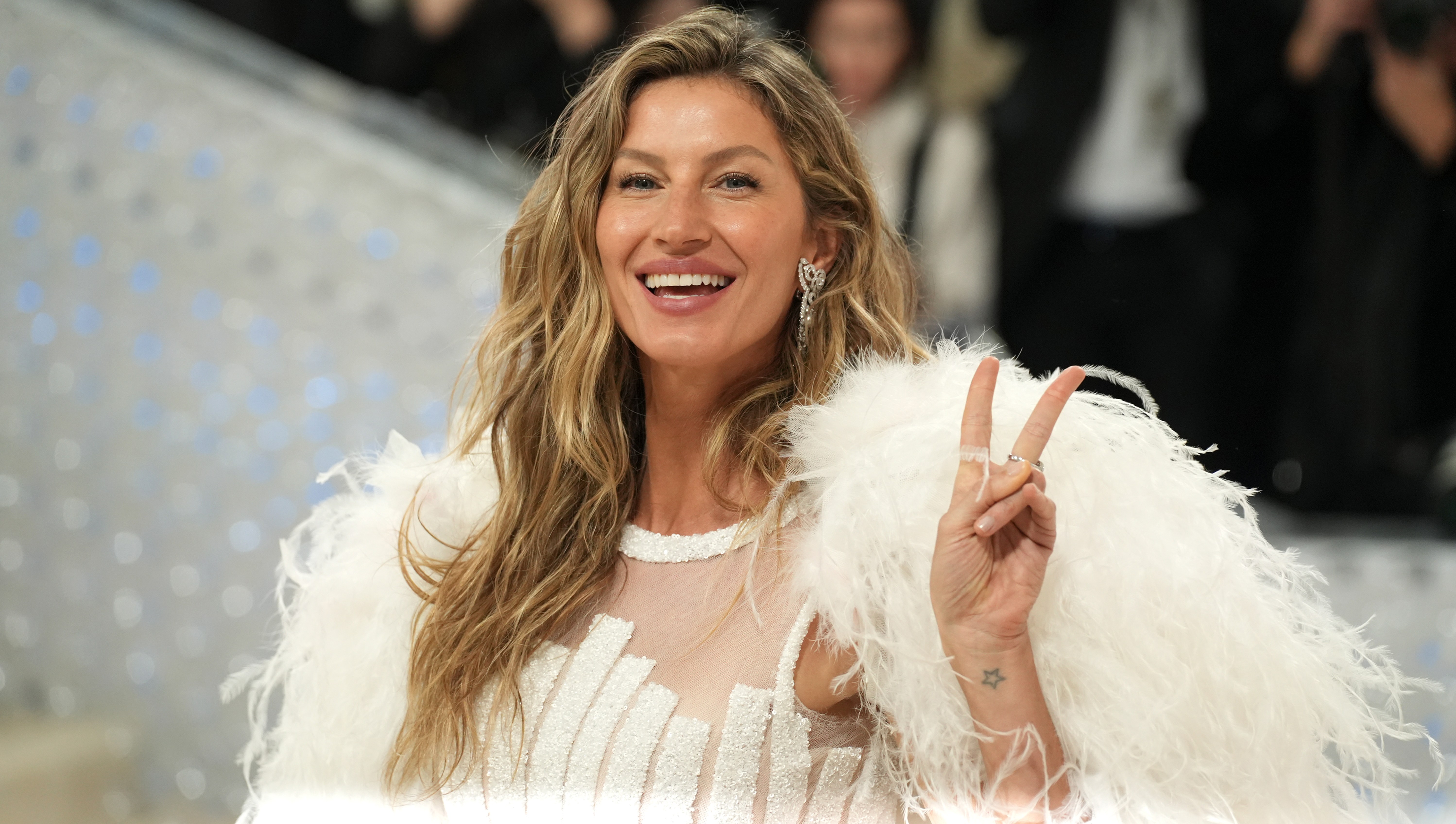 Gisele Bündchen's Secret to Rich, Supermodel Hair? This Shine Spray
