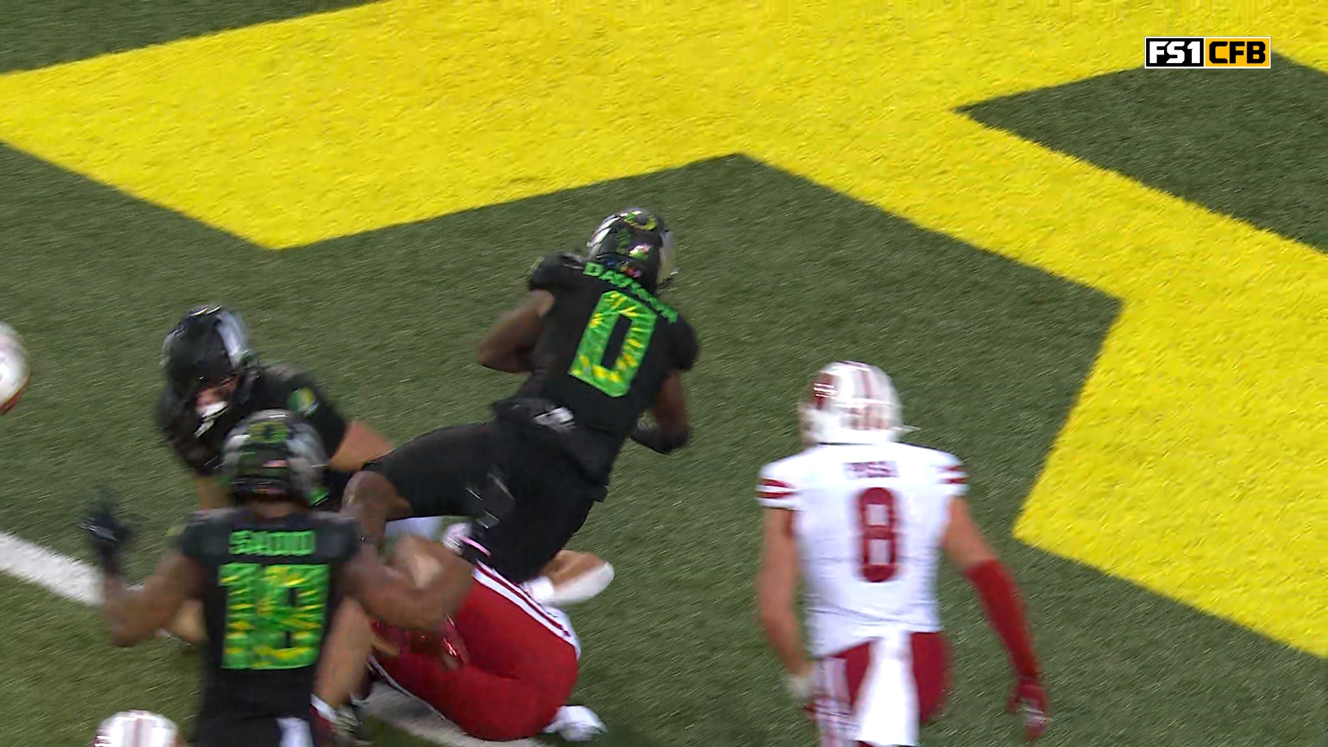 Jordon Davison rushes for three-yard TD to give Oregon a 7-0 lead over Wisconsin