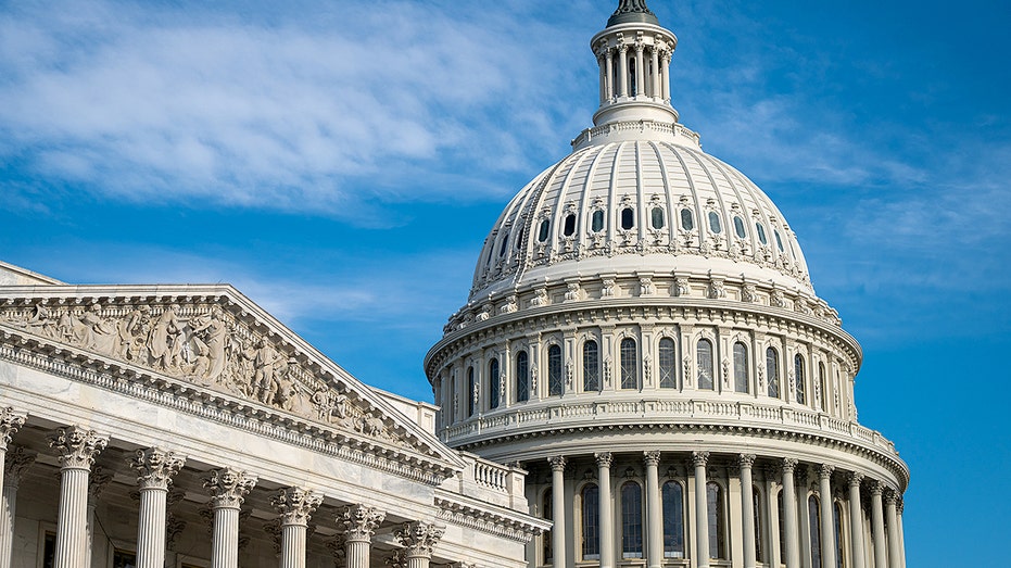 Poll shows which party has the edge ahead of midterm elections for Congress