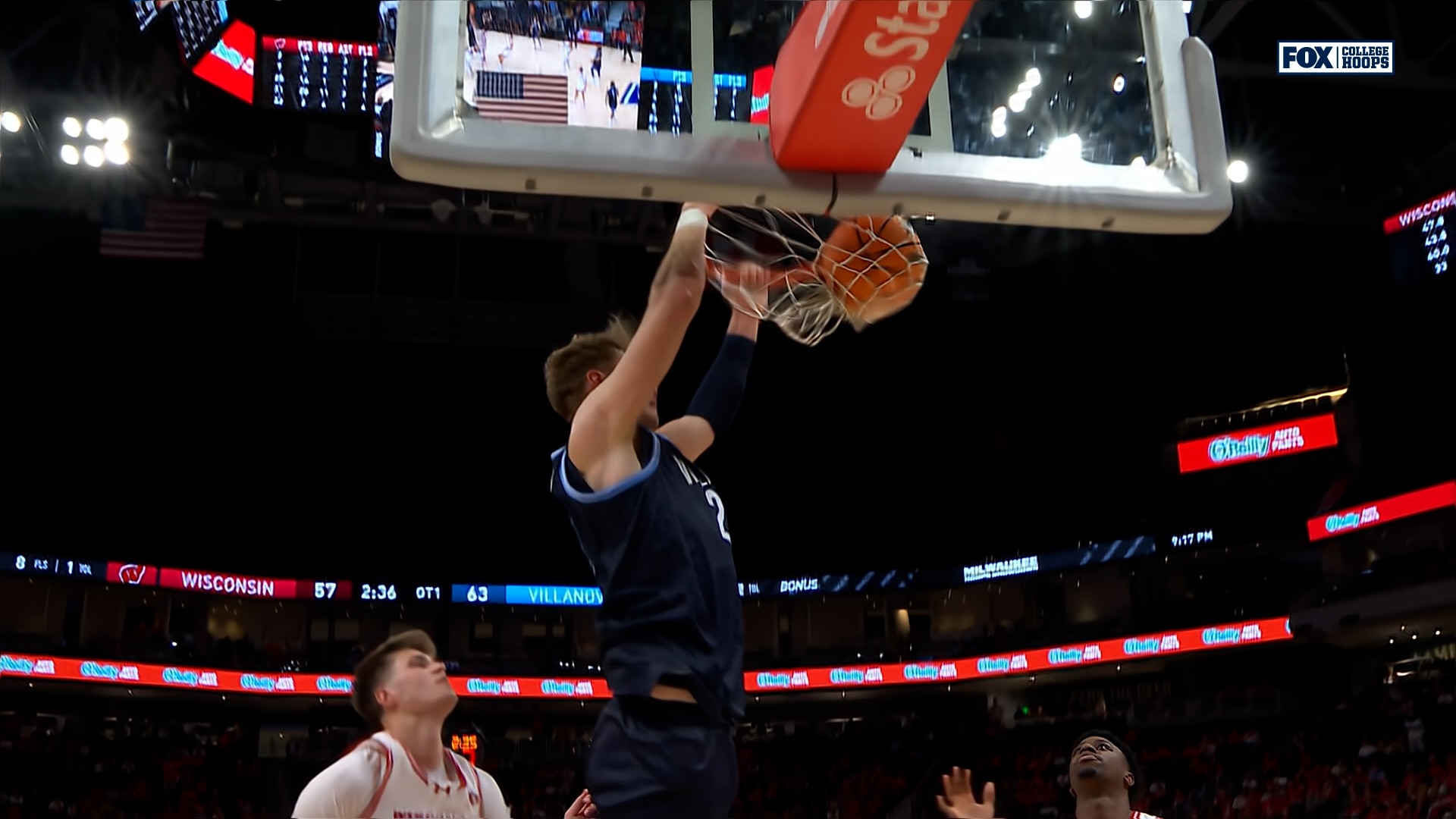 Devin Askew finds Duke Brennan for pick-and-roll slam, sealing Villanova's win over Wisconsin