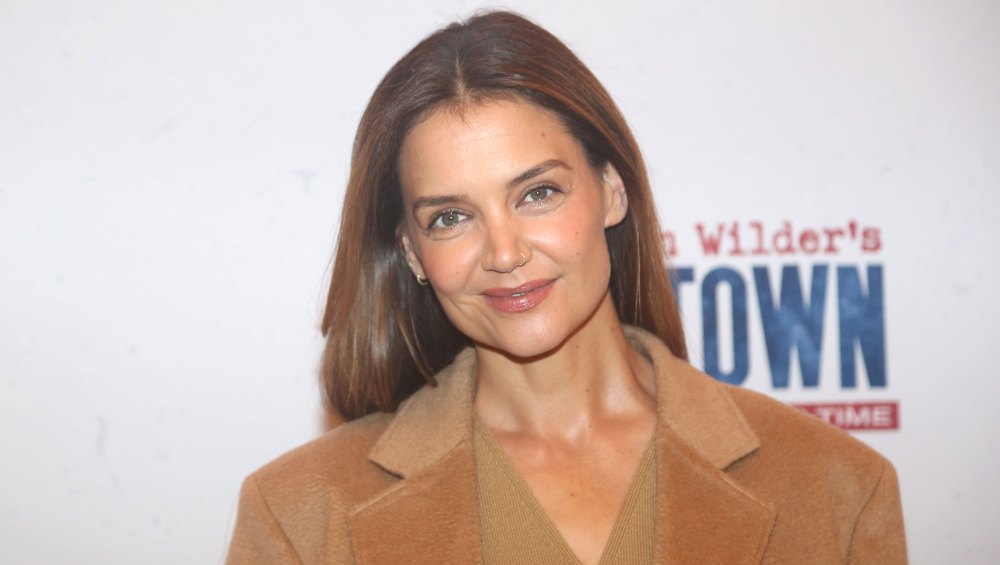 Katie Holmes' Casual-Chic Bucket Bag Style Belongs in Everyone's Spring Closet