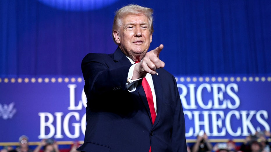 Strategy session: Trump's team huddles on midterm messaging with spotlight on economy