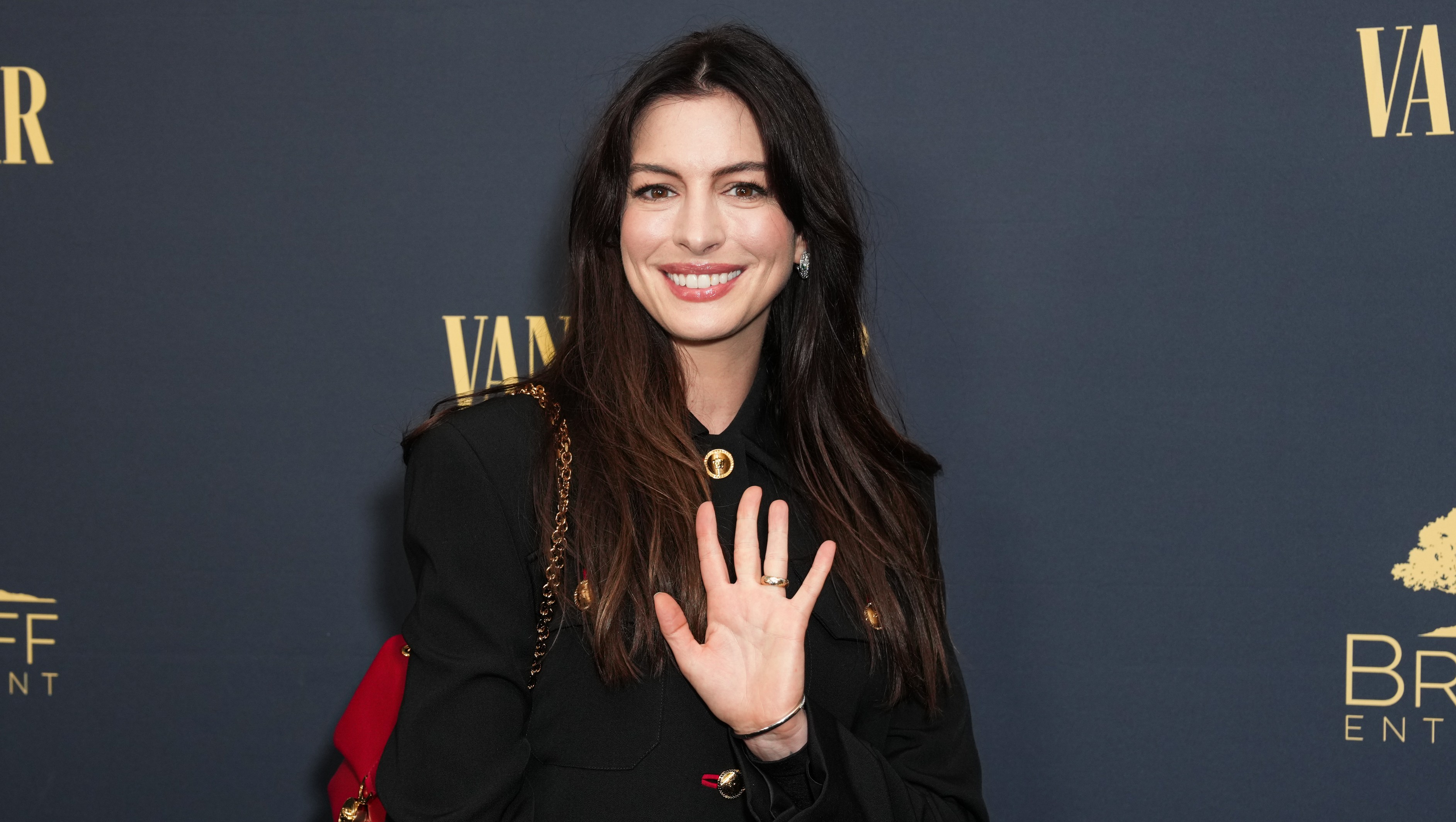 Anne Hathaway Wore Sweatpants in the Most Unconventional (But Chic) Way