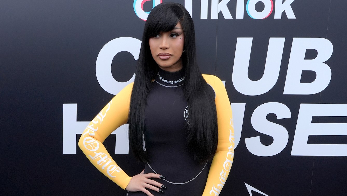 Cardi B Reacts After Falling Down During Her Las Vegas Concert