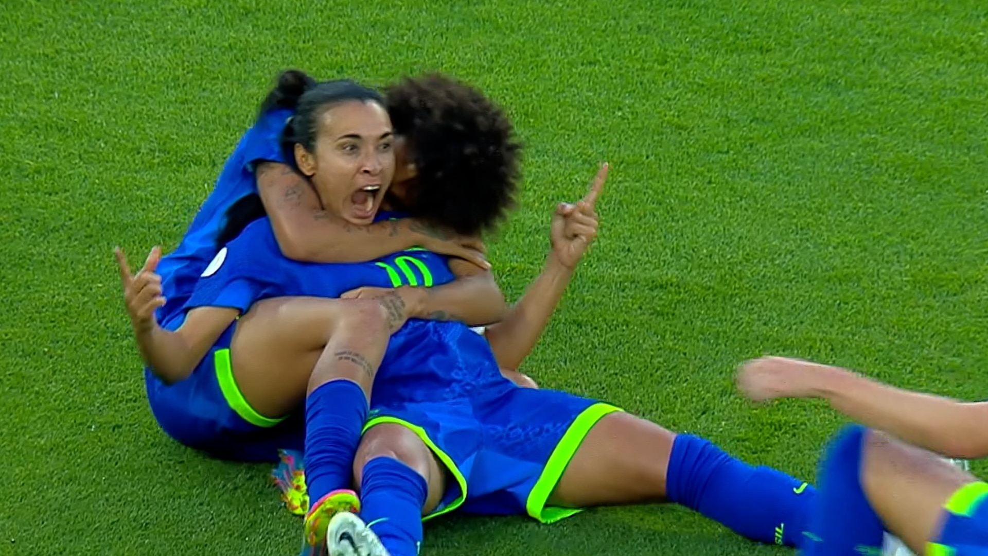 Marta scores in STOPPAGE TIME to save Brazil in the Copa América Femenina Final