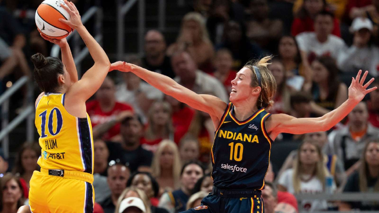 Los Angeles Guard Kelsey Plum Gets Physical With Indiana’s Lexie Hull In Response To Alleged Flop
