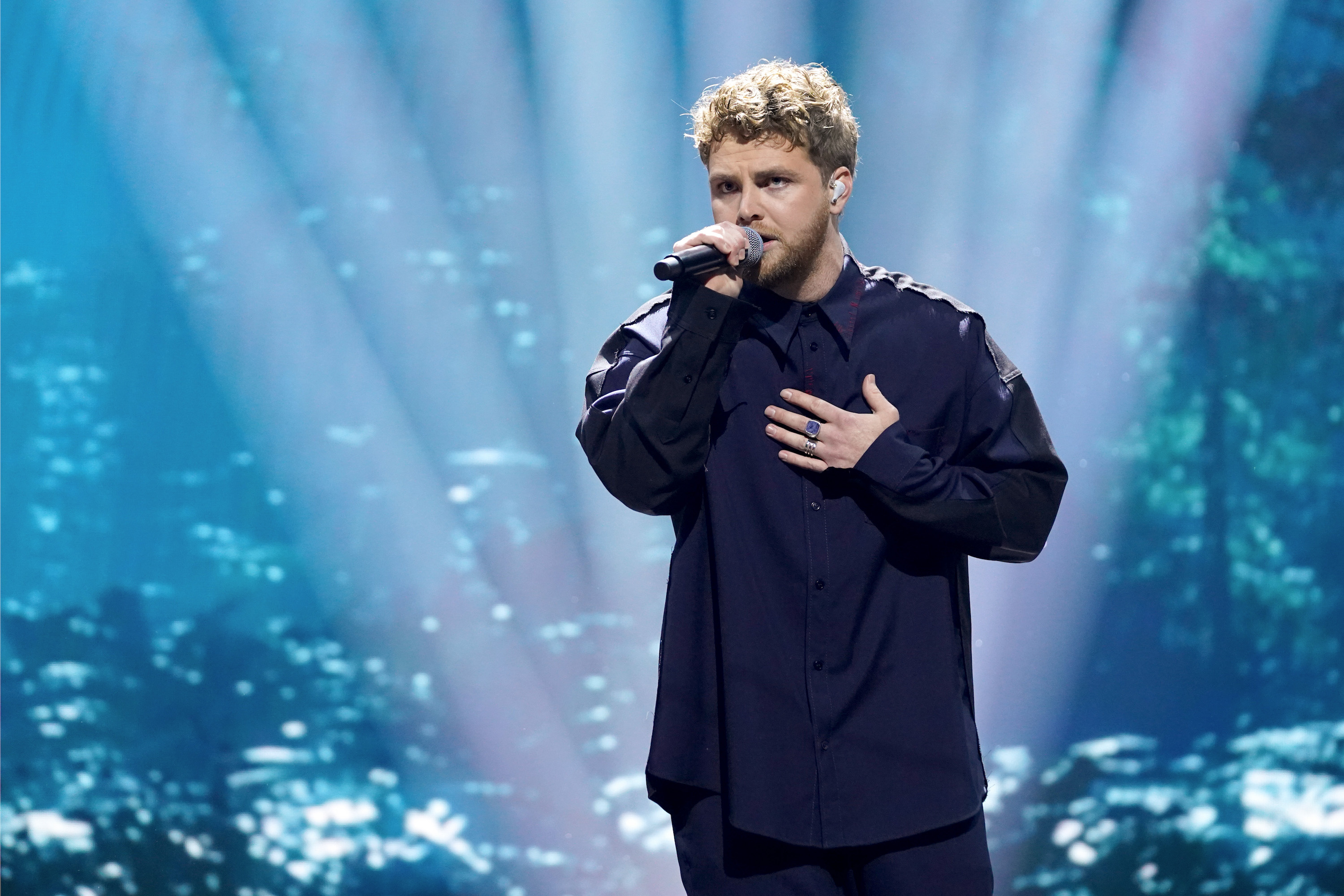 Alex Warren Details Mom's Addiction, Getting Shot, Dad’s Death on Jay Shetty