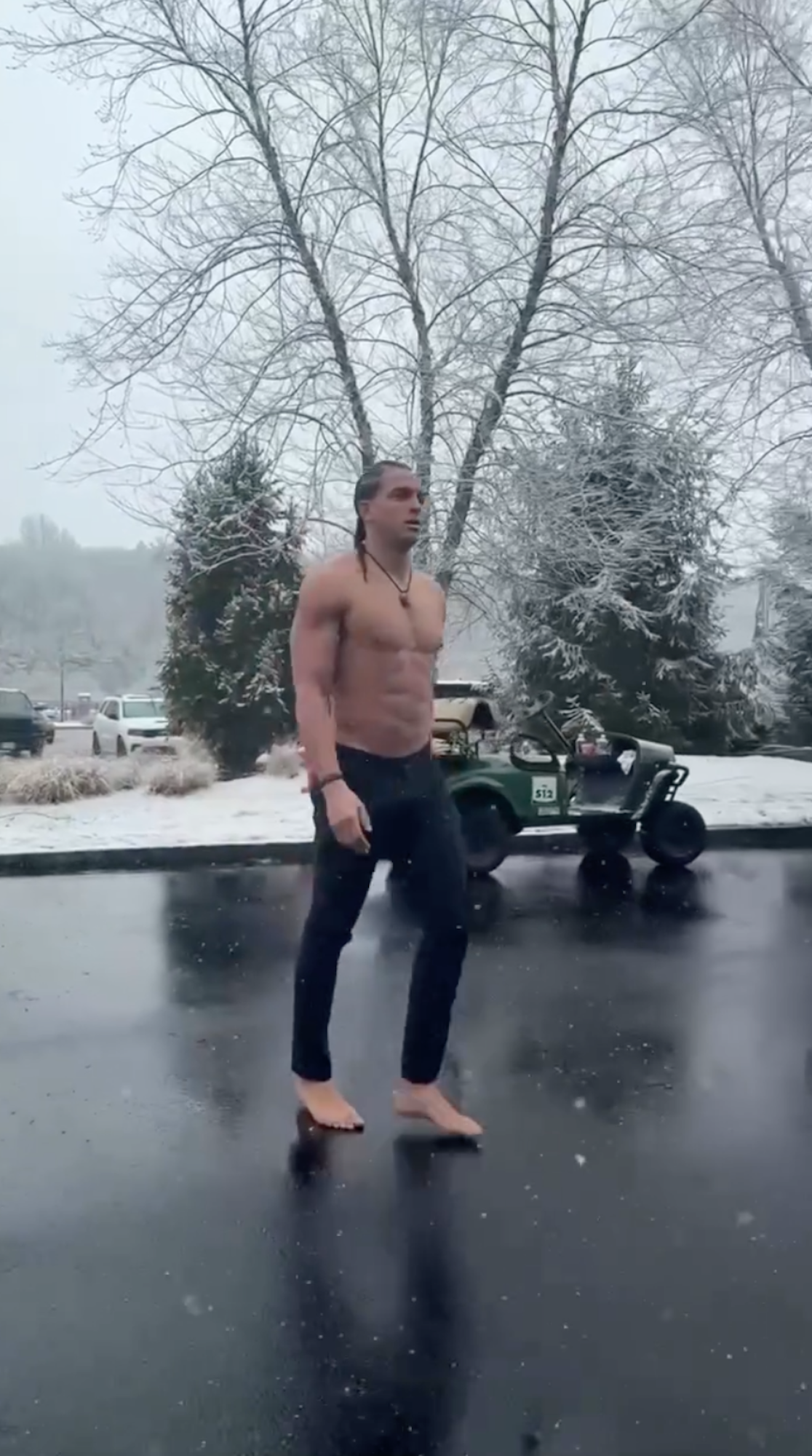 Patriots’ Mack Hollins Shows Up to Snowy Stadium Barefoot, Shirtless