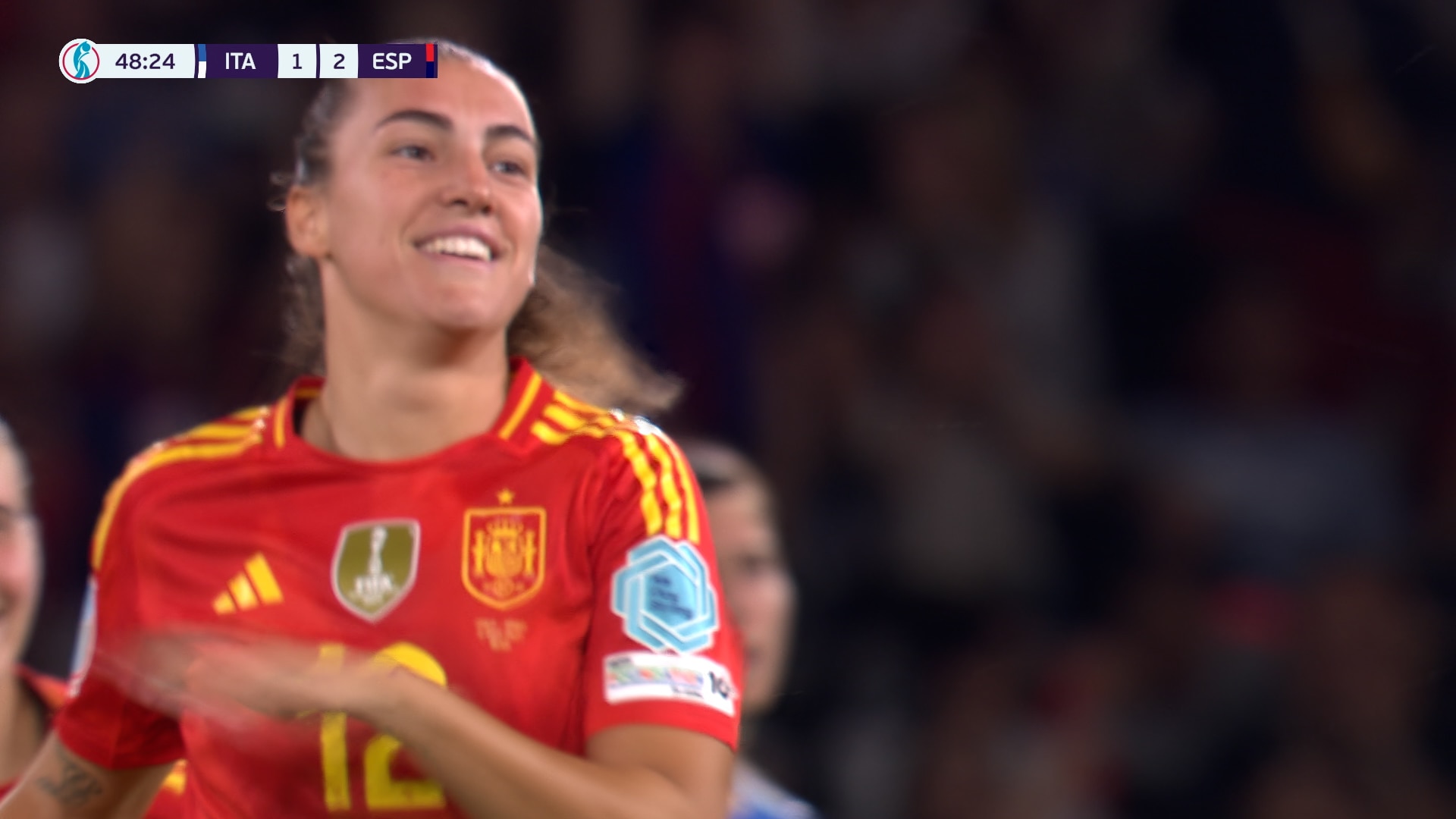 Patricia Guijarro finishes from outside the box putting Spain ahead of Italy 2-1
