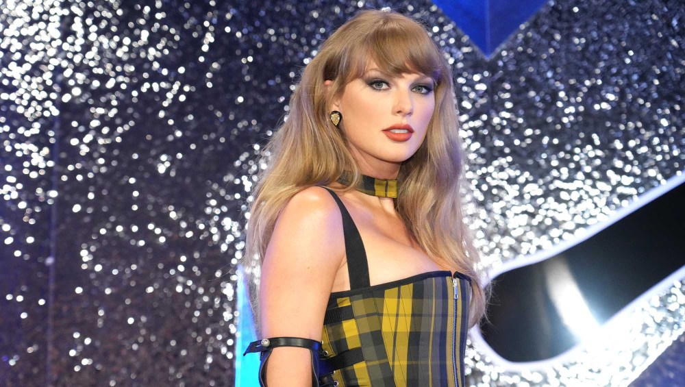 Channel Taylor Swift’s Minimalist Bag on Sale for $56