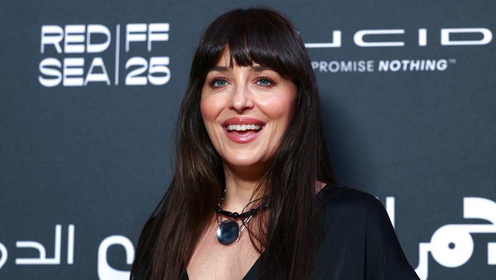 Recreate Dakota Johnson's Cozy-Girl Sweatpants Look for $28