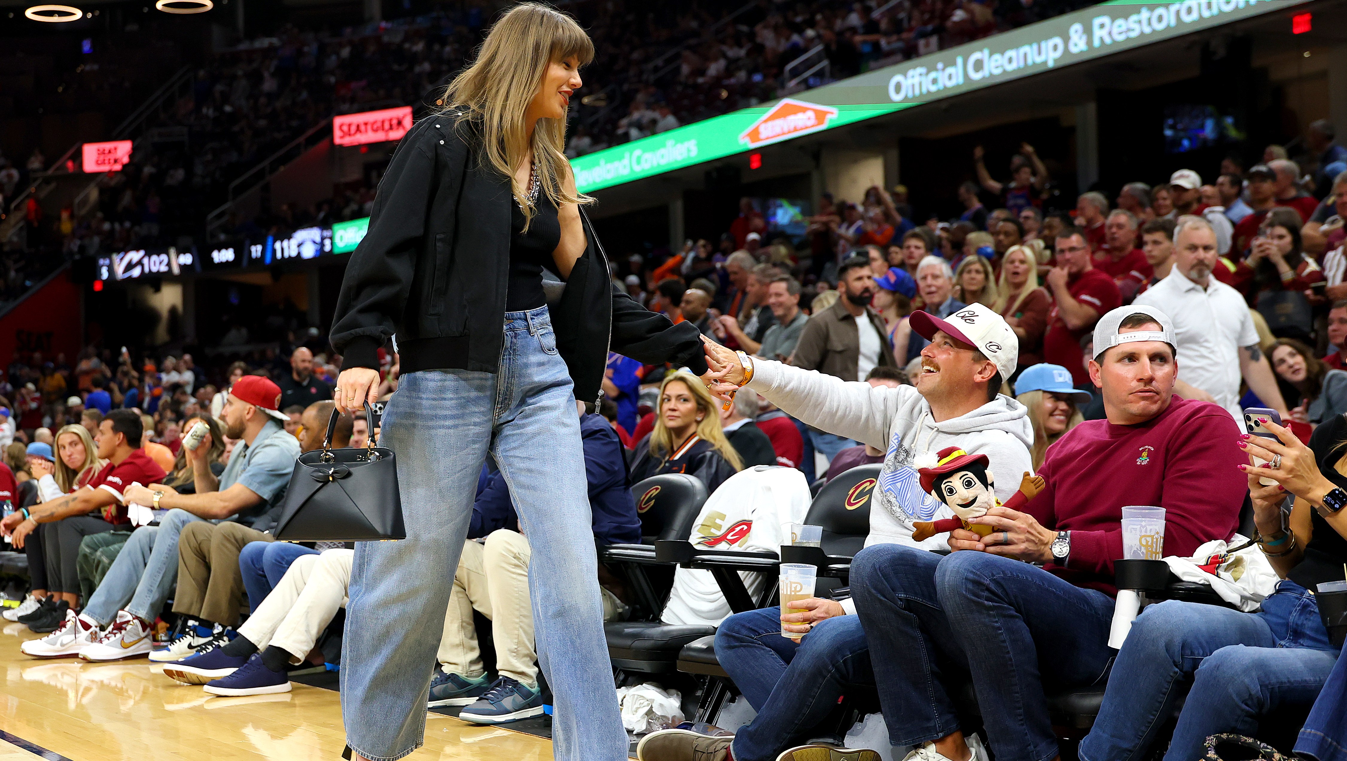 Taylor Swift Proved Baggy Jeans Are Still the It-Girl Denim Trend