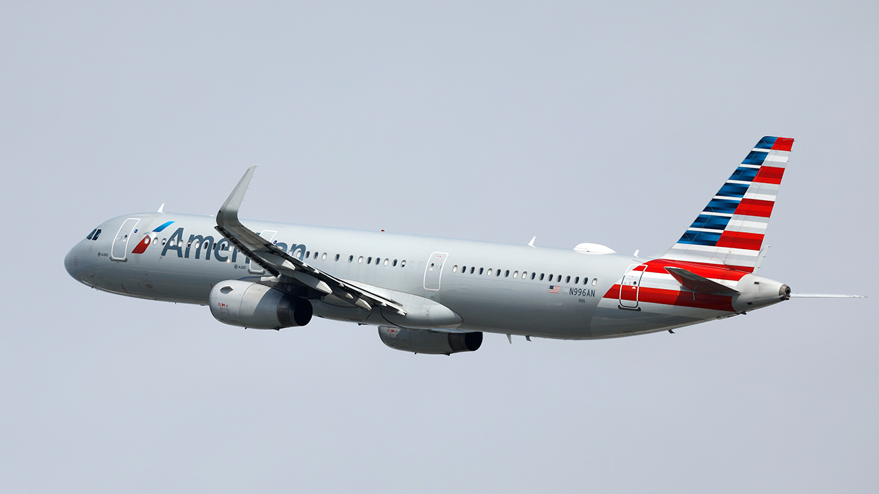 American Airlines jet returns to LAX after passengers report sickening fumes