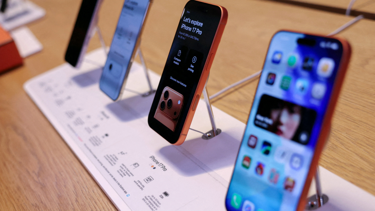 Apple projected to beat Samsung in smartphone shipments for first time since 2011