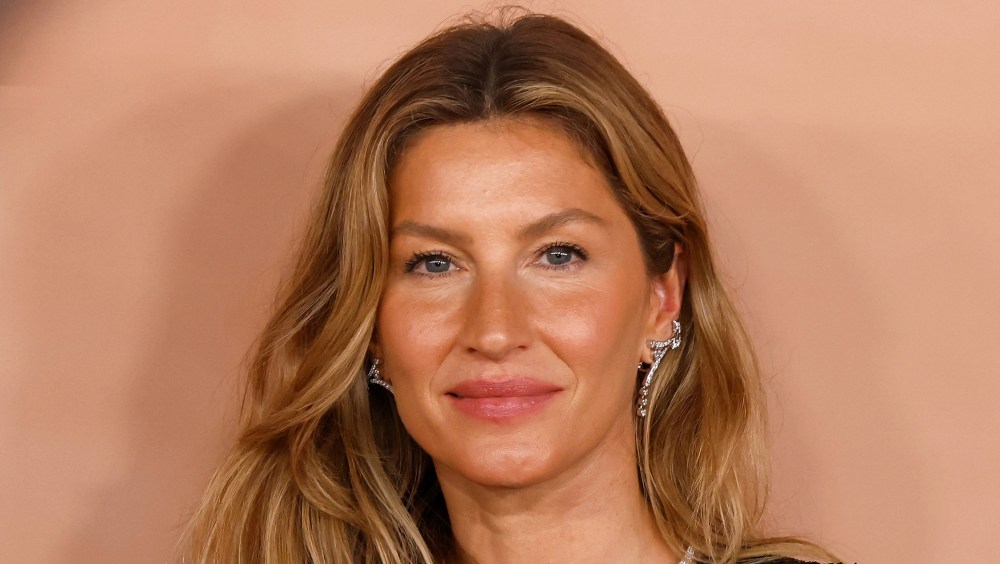 The Secret to Gisele Bundchen's Youthful, Dewy Look? This 3-in-1 Glaze