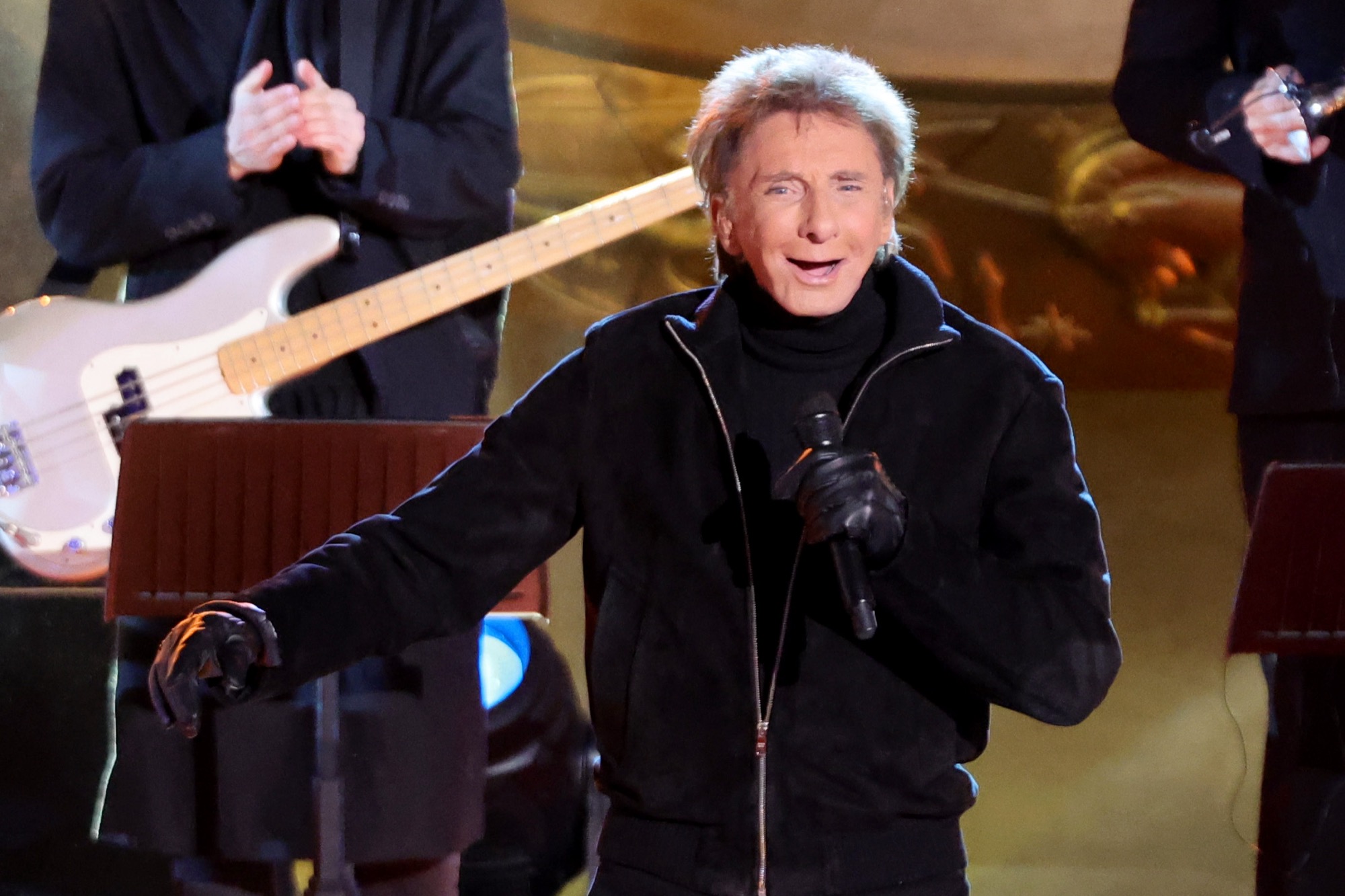 Barry Manilow Diagnosed With Lung Cancer, Undergoing Surgery