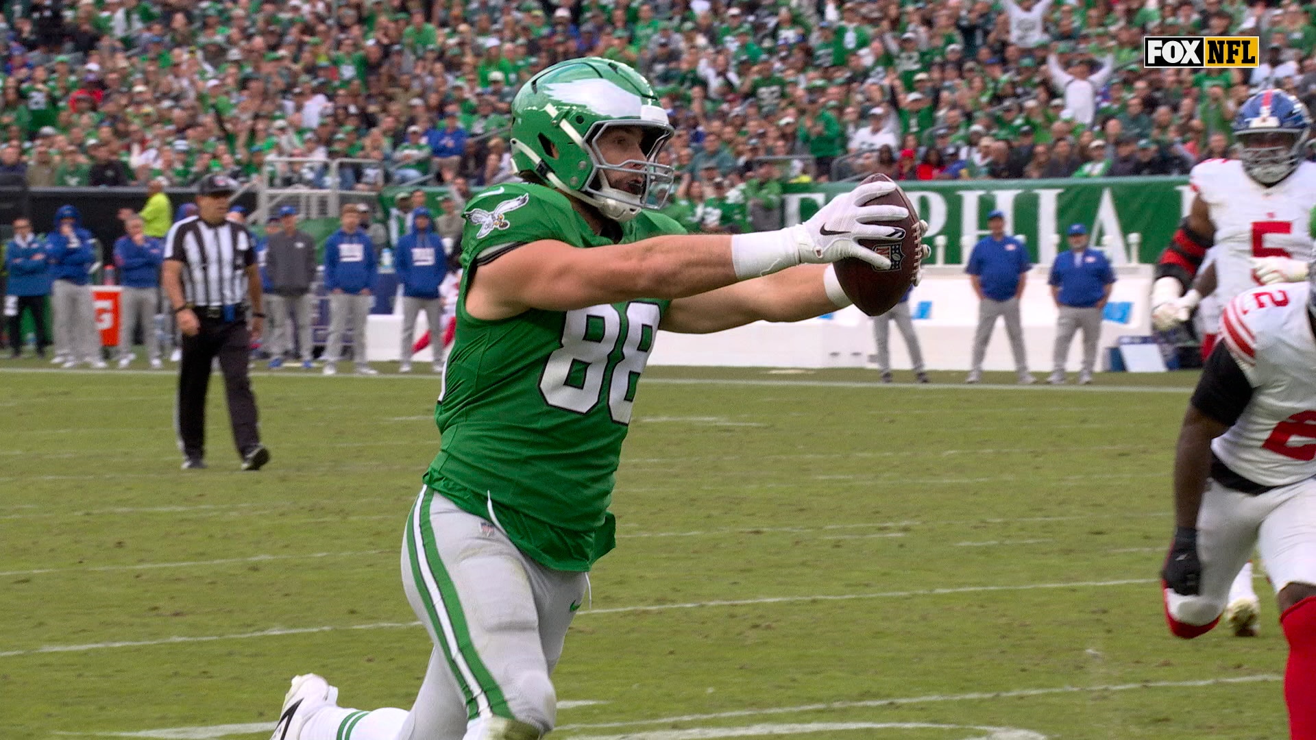 Jalen Hurts links up with Dallas Goedert for 6-yard TD, extending Eagles' lead over Giants | NFL Highlights