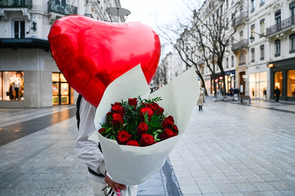 10 Stunning Flower Delivery Gifts To Surprise Your Valentine