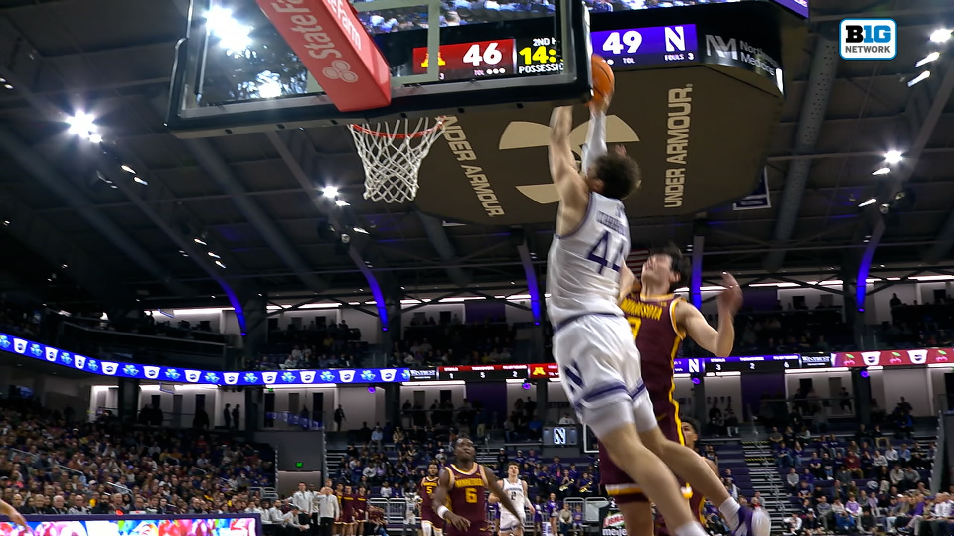 Northwestern’s Angelo Ciaravino THROWS DOWN alley-oop dunk vs. Minnesota