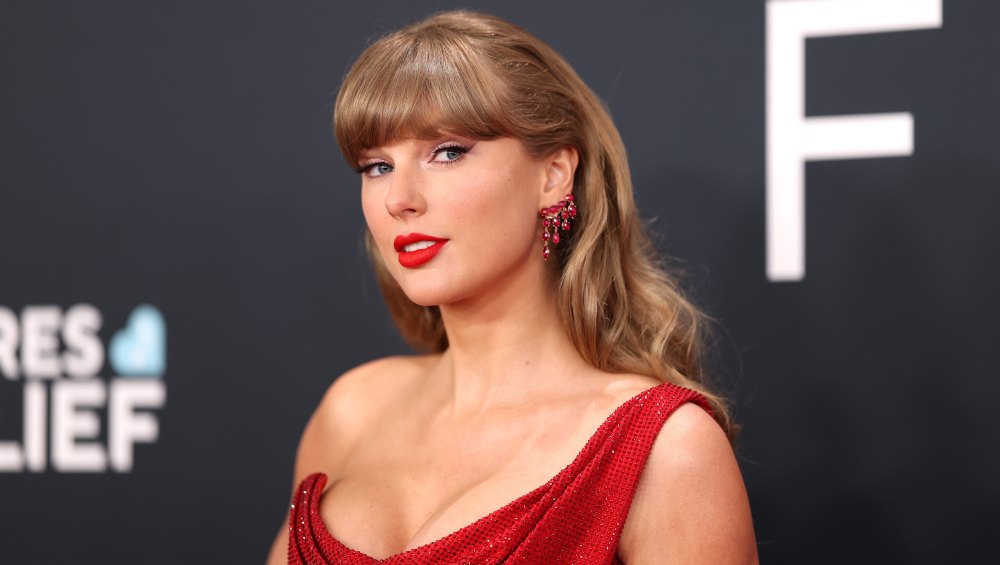 Taylor Swift’s Ultra-Soft Sweater Embraces One Major Spring Color Trend