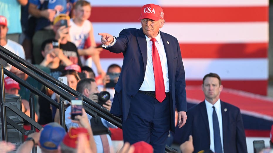 Trump hits the road to sell economic wins as Republicans brace for high-stakes midterm showdown