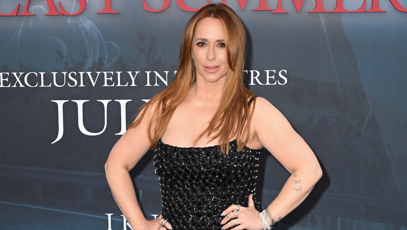 Jennifer Love Hewitt Shows Off Her Curves in Little Black Dress